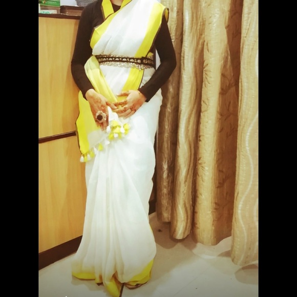 ❌❌SOLD❌❌Beautiful original linen saree in off white n yellow colour with tassels - Picture 5 of 9